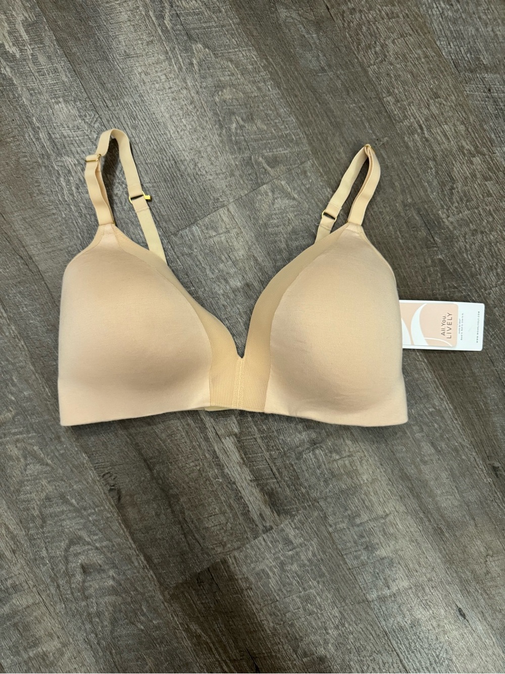 NWT Beige/Light Skin Tone Bra Wireless Shaped Cups 36DDD